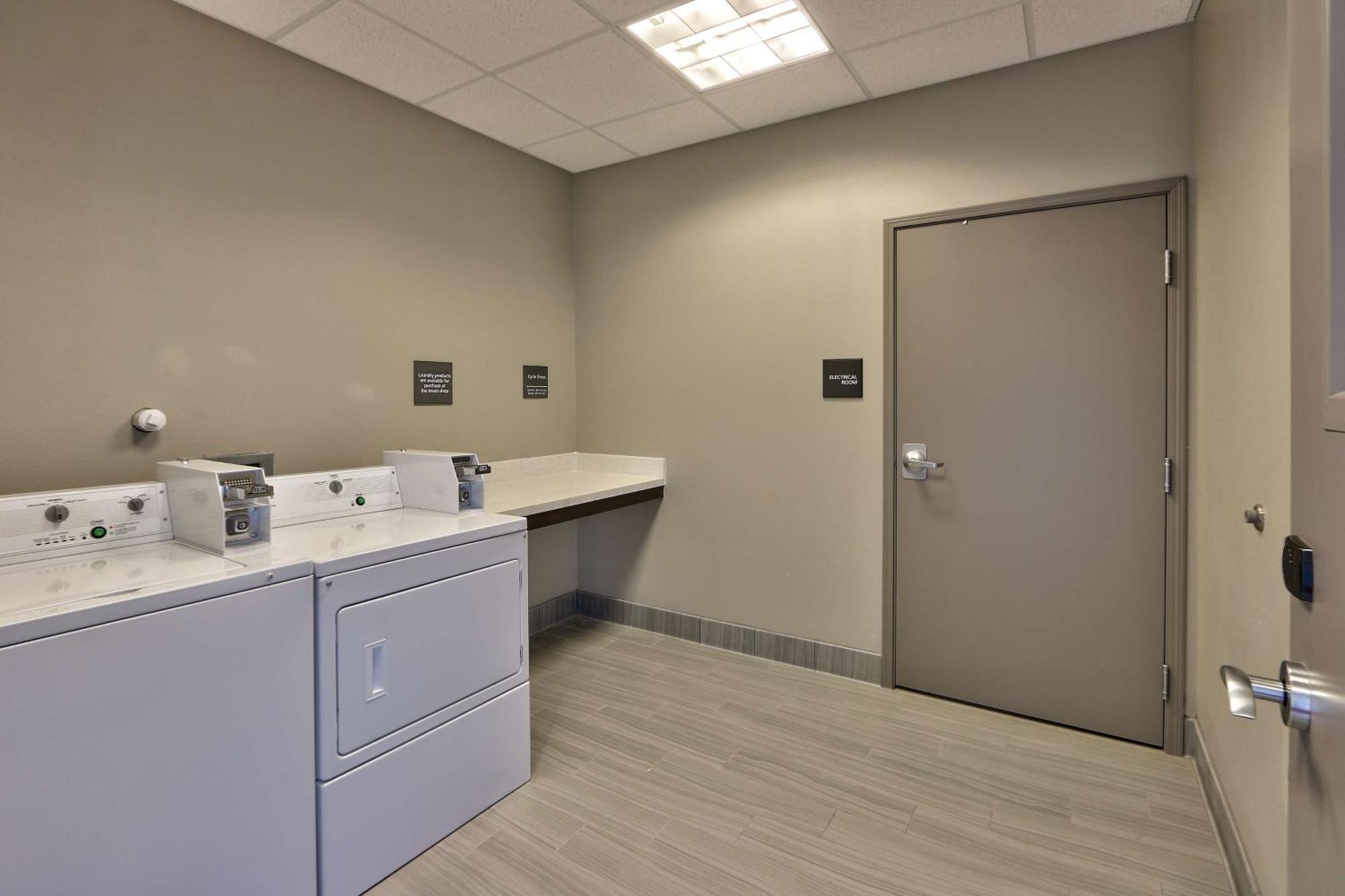 Hampton Inn & Suites Albuquerque Airport Экстерьер фото